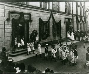 Auszug aus der Schule, um 1910