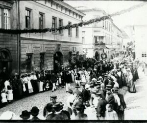 Zug auf der Kirchstraße, um 1910