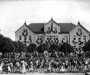 Aufstellung auf dem Schulplatz, um 1935